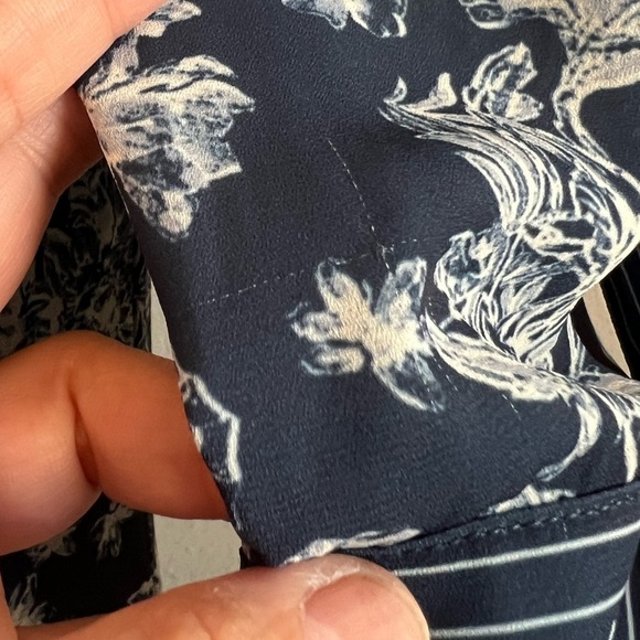 Alice + Olivia Conner Roll-Sleeve Handkerchief Shirtdress - Picture 4 of 9